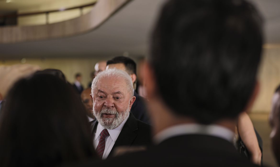 Após cirurgia, Lula vai despachar no Alvorada por um mês