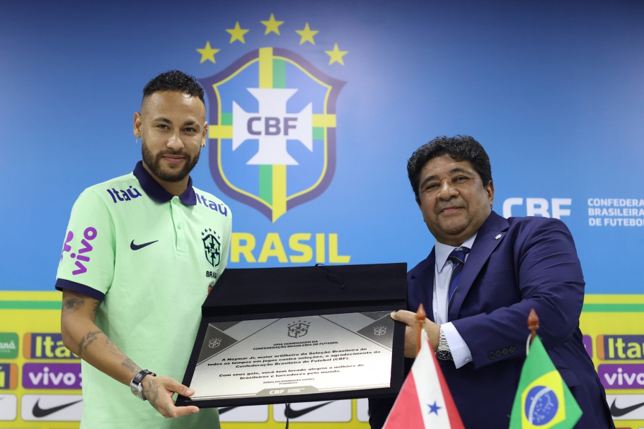Neymar ganha homenagem ao se tornar maior goleador do Brasil contra seleções