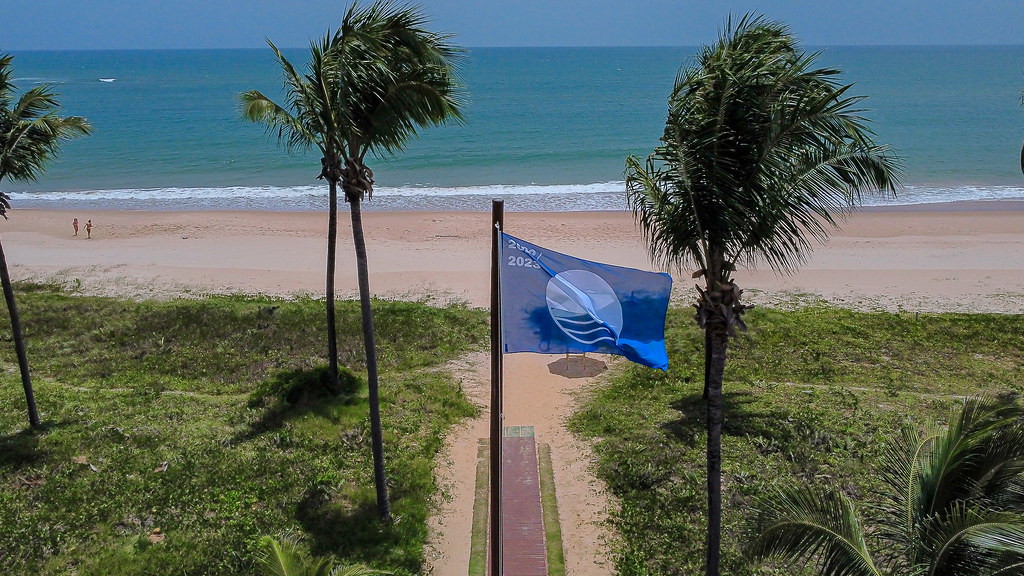 Guarajuba e Itacimirim têm selo Bandeira Azul renovado para mais uma temporada