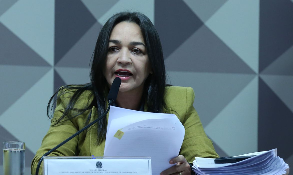 Relatora pede indiciamento de Bolsonaro e mais 60 pessoas