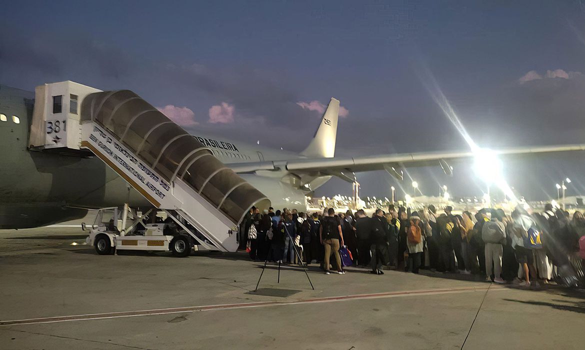 Mais um avião com brasileiros repatriados chega ao Rio de Janeiro