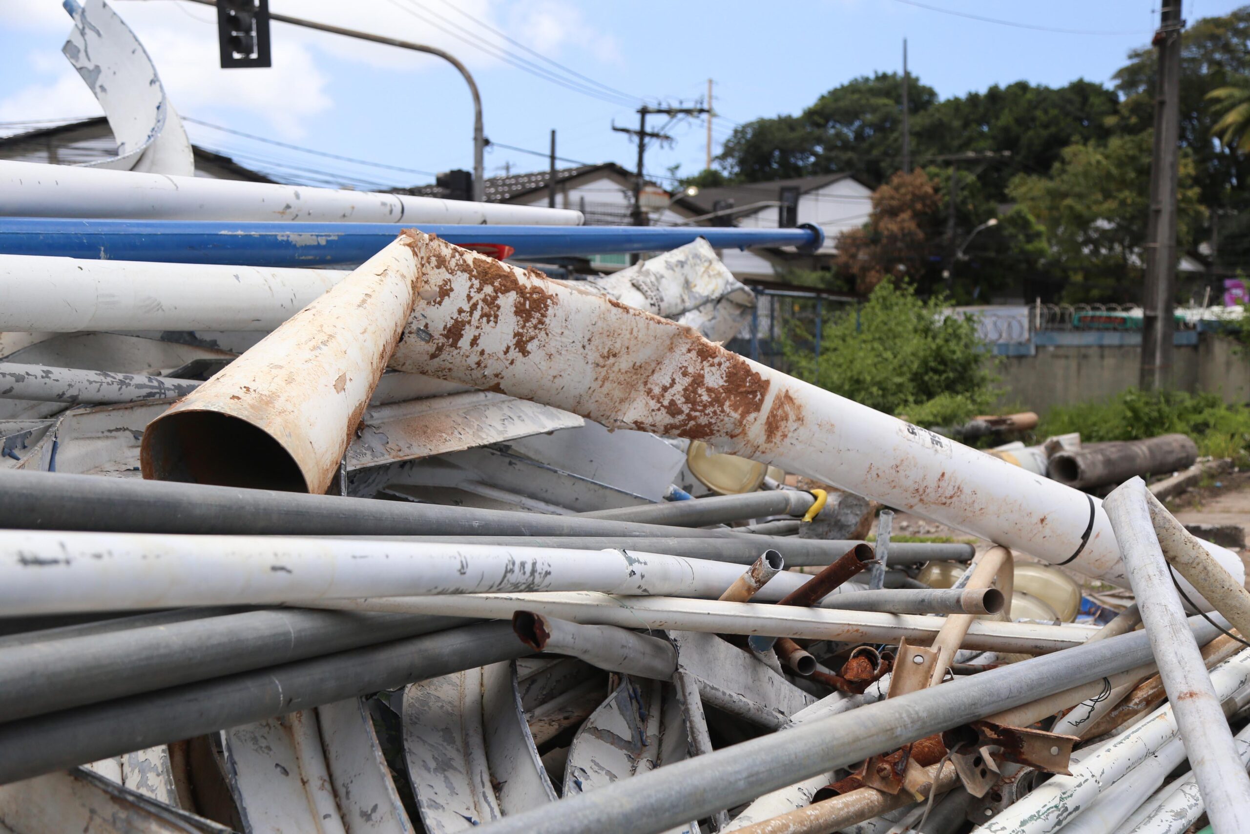 Aumenta número de postes danificados em Salvador devido a acidentes de trânsito