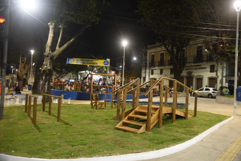 Baixa dos Sapateiros ganha praça requalificada e celebra anúncio de novas intervenções