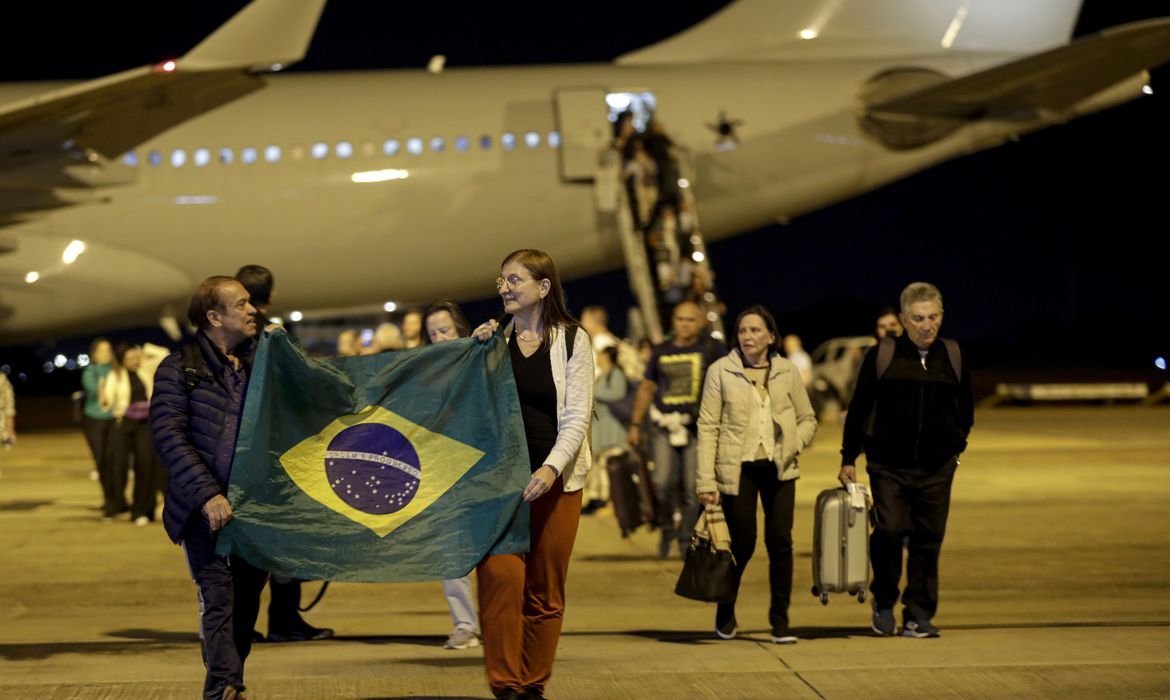 Repatriados manifestam alívio ao chegar ao Brasil