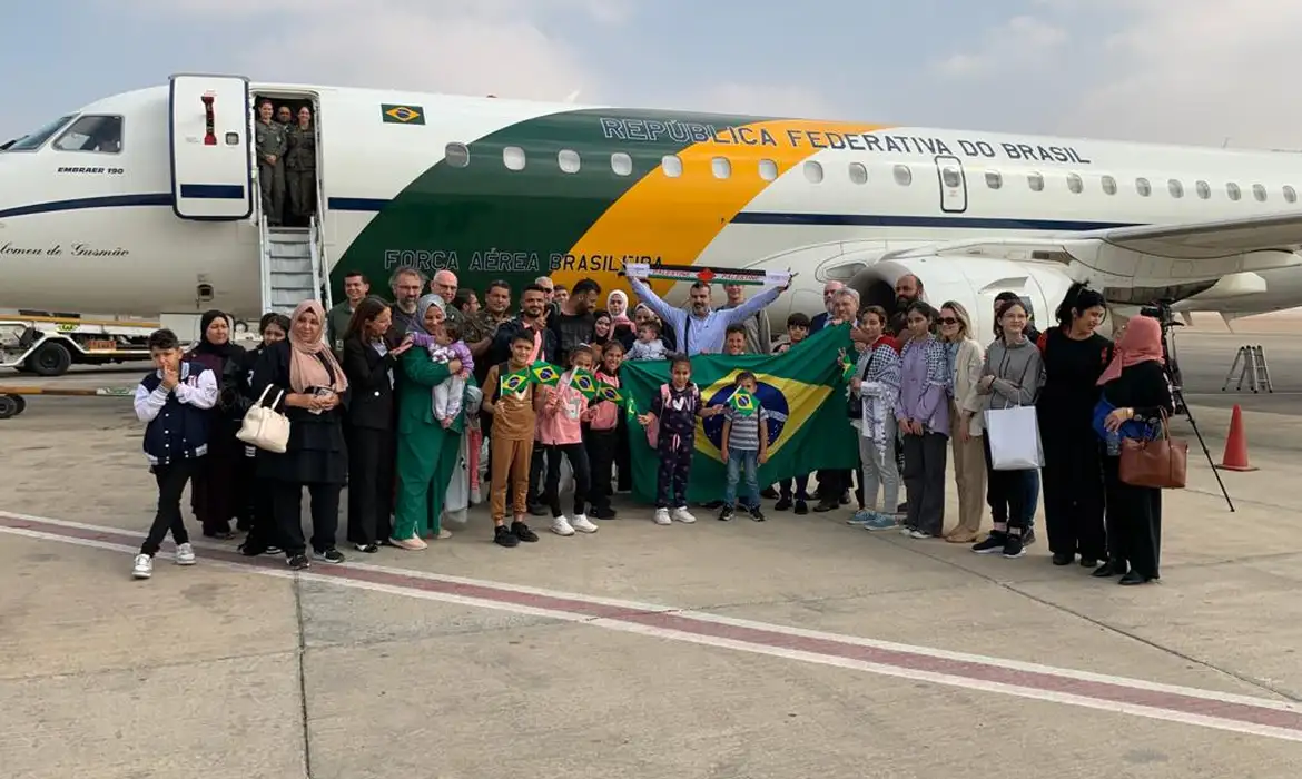 Avião cedido pela Presidência traz brasileiros repatriados em Gaza