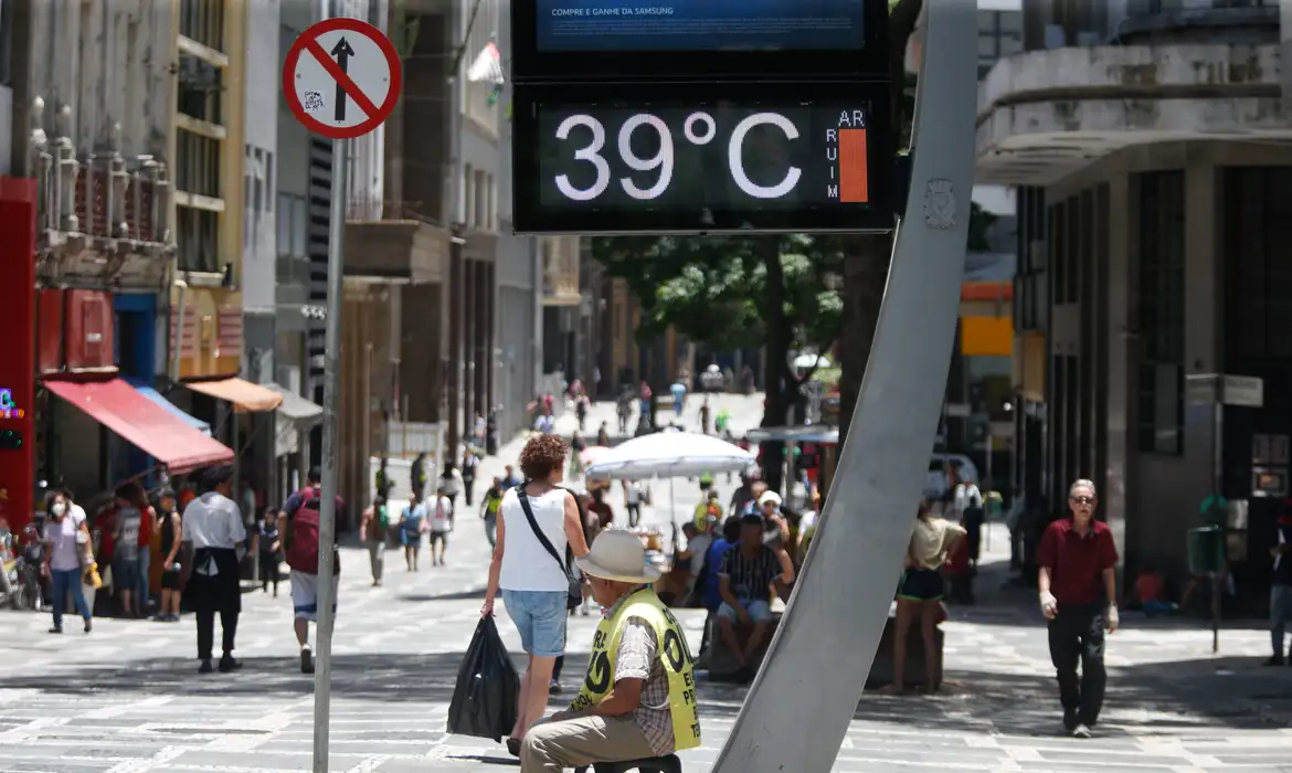 Pesquisadores preveem mais calor no Brasil até abril de 2024