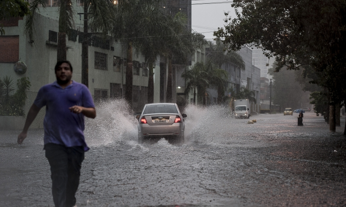Chuva forte deixa 2,1 milhões sem energia em São Paulo