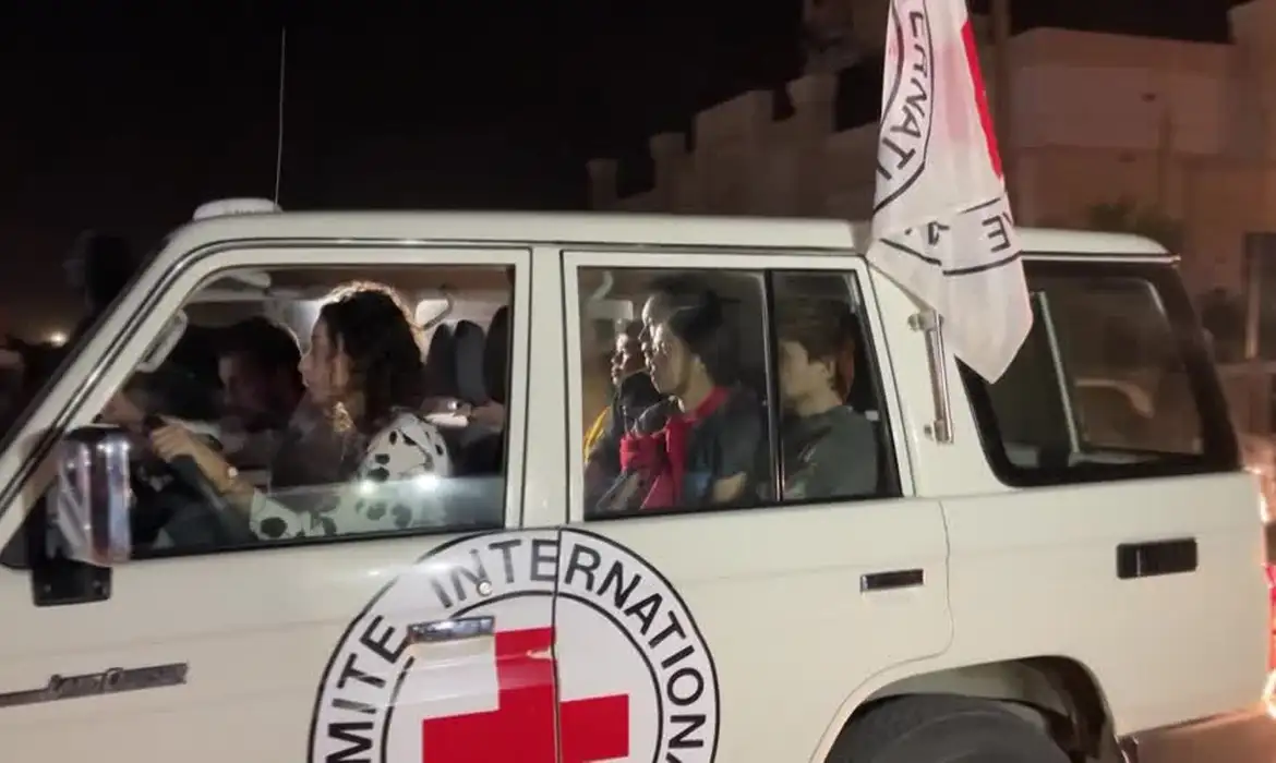 Operação da Cruz Vermelha facilita a libertação de reféns israelenses e palestinos