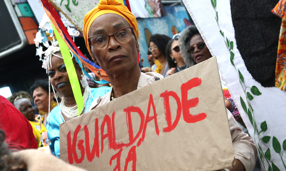 Pós-graduação brasileira tem apenas 7,4% de professores negros e indígenas