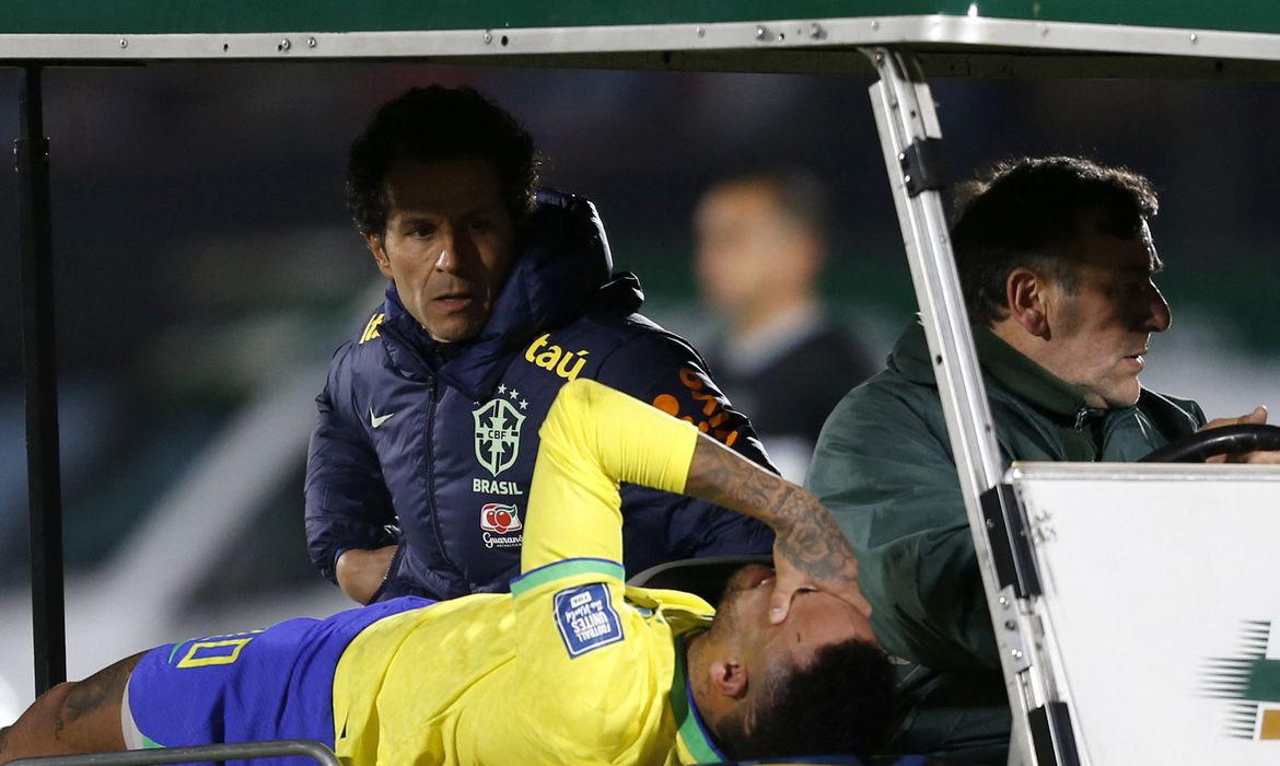 Neymar é operado do joelho esquerdo em Belo Horizonte