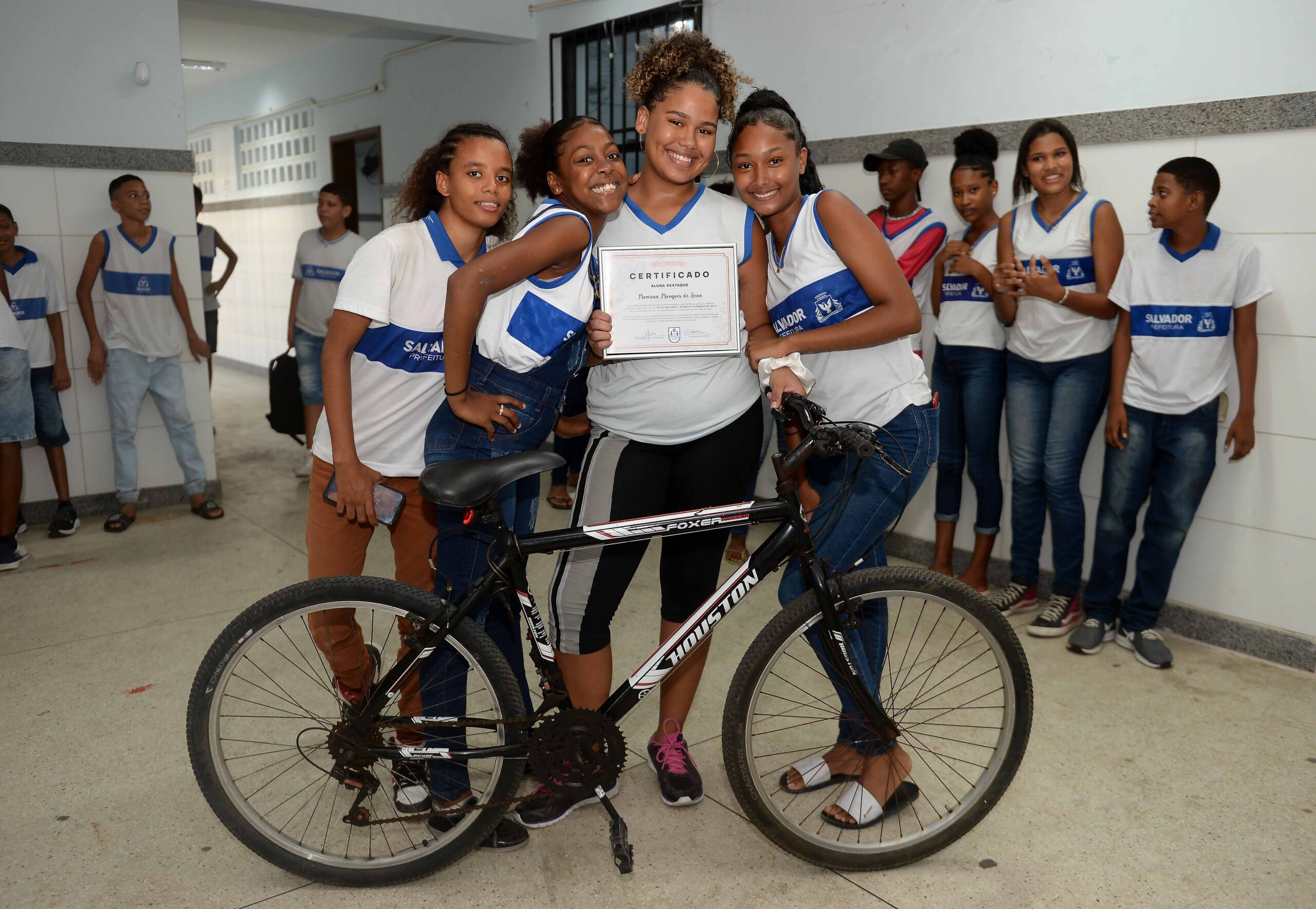 Projeto Bike Escola: Guarda Civil presenteia aluna destaque de escola municipal com bicicleta