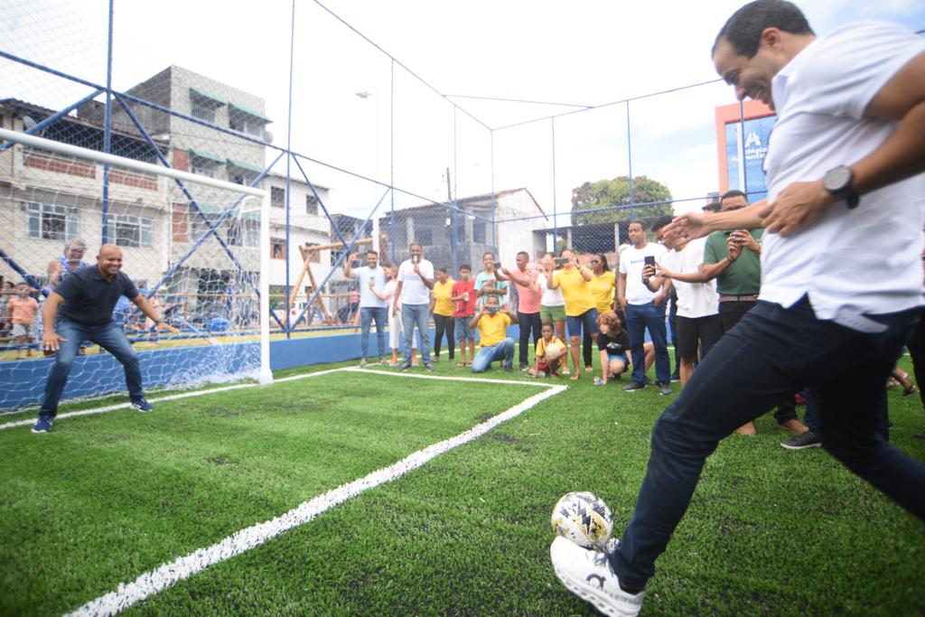 Prefeitura entrega praça e campo de futebol com grama sintética no bairro de Castelo Branco