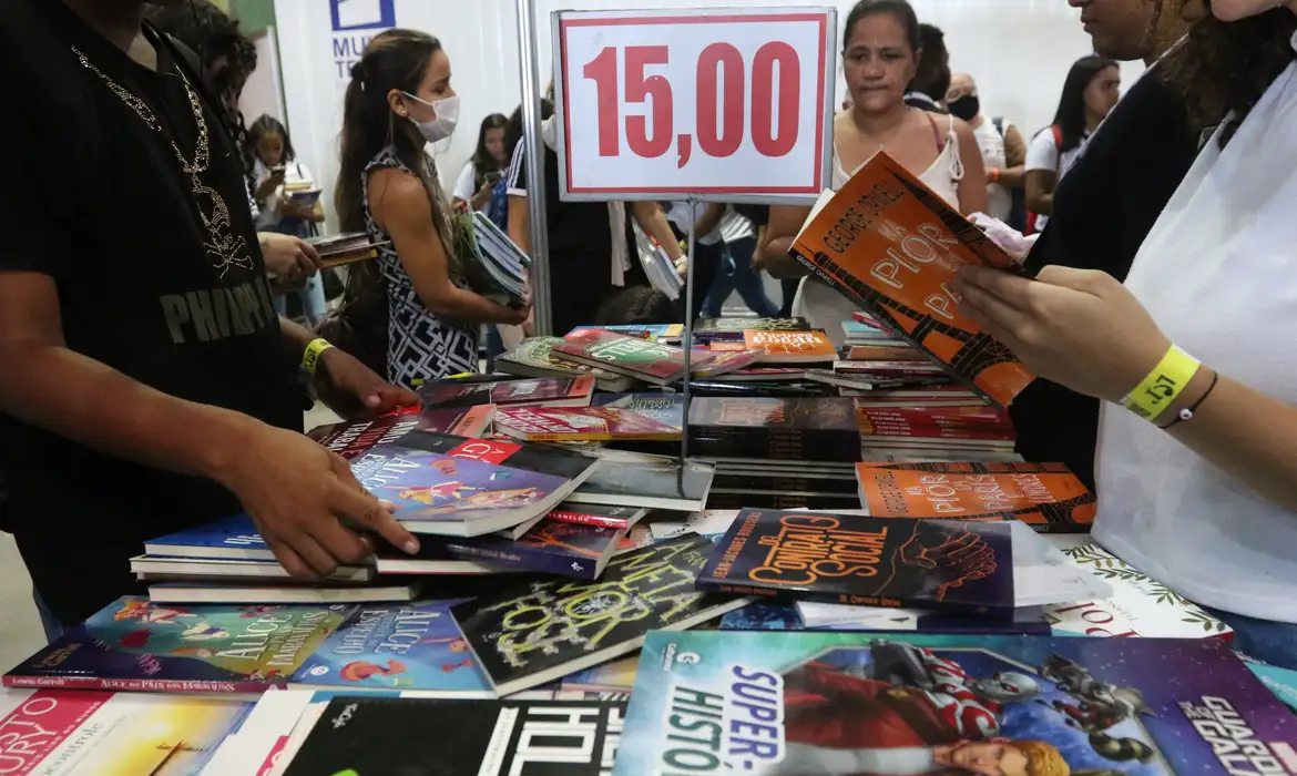 Pesquisa revela que Brasil tem 25 milhões de compradores de livros