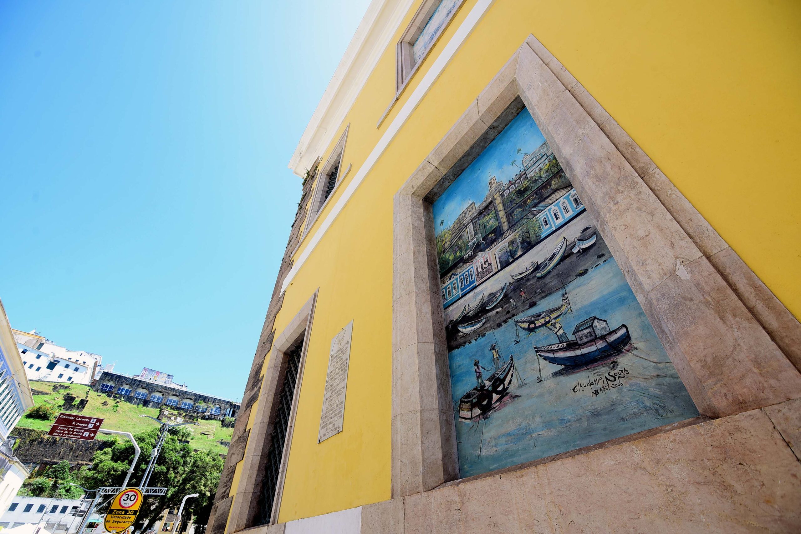 Prefeitura restaura 20 painéis que compõem a fachada do Mercado Modelo
