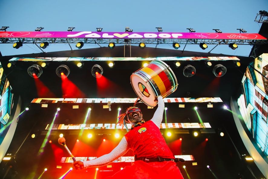Tambores vibrantes do Olodum abrem o segundo dia do Festival Virada Salvador