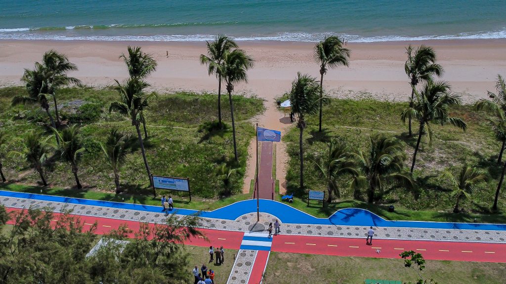 Camaçari renova selo Bandeira Azul nas praias de Guarajuba e Itacimirim