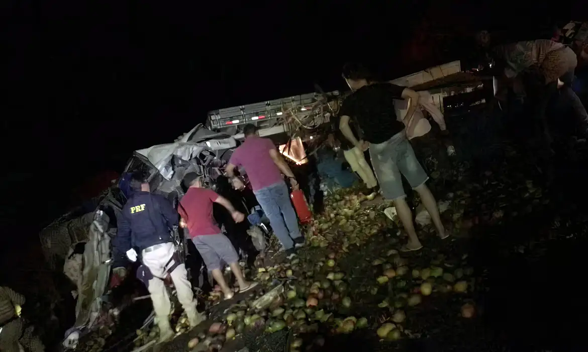 Acidente entre ônibus e caminhão provoca 25 mortes na Bahia