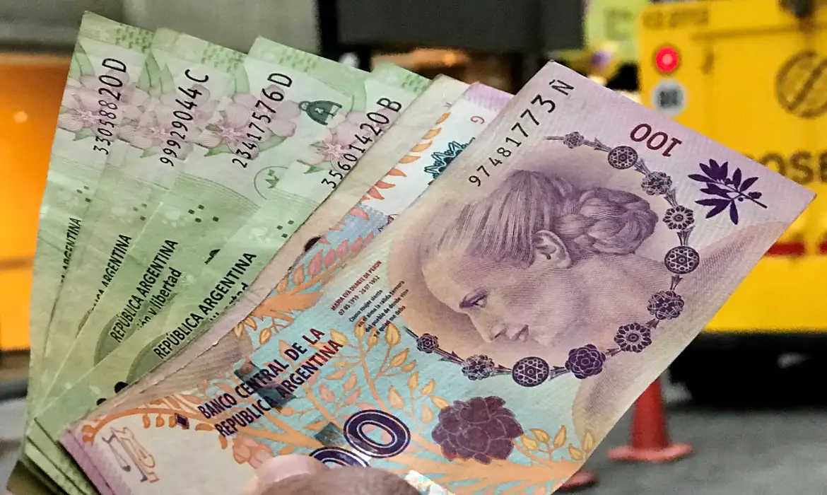 Com inflação superior a 210%, Argentina anuncia notas de 10 mil e 20 mil pesos