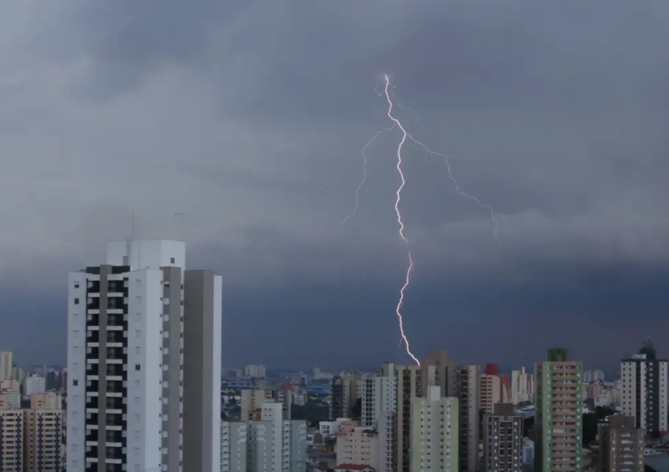 Veja o que fazer para se proteger de raios durante tempestades