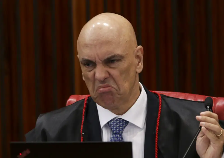 Alexandre de Moraes exige que Bolsonaro compareça a interrogatório