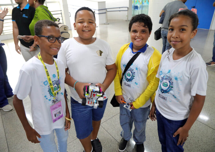 Alunos de Cmei no Lobato representam Salvador em competição nacional de robótica
