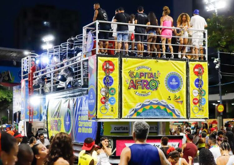 ÀTTØØXXÁ abraça tema do Carnaval 2024 e homenageia Filhos de Gandhy no Campo Grande