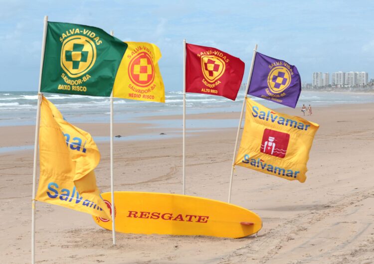 Sinalização com bandeiras coloridas auxiliam Salvamar na orientação a banhistas