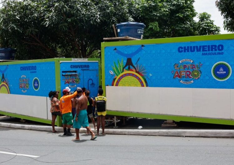 Chuveiros instalados nos circuitos do Carnaval de Salvador garantem higiene pessoal aos ambulantes