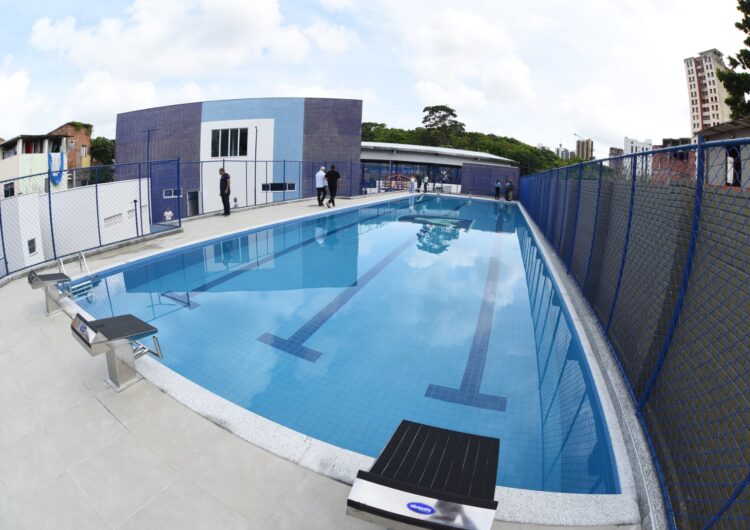 Prefeitura entrega 1ª escola municipal com piscina semiolímpica e anuncia inauguração de outras cinco novas unidades
