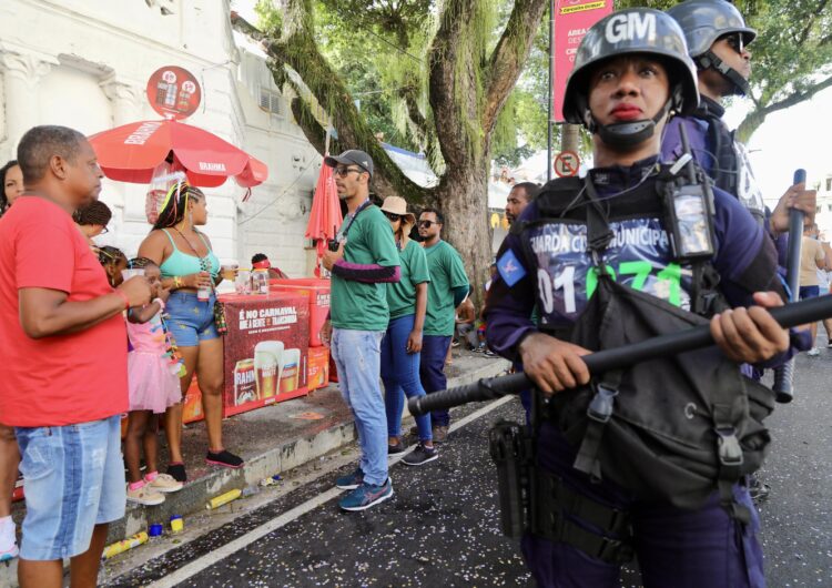 Semop promove ação de orientação e fiscalização com ambulantes durante o Carnaval