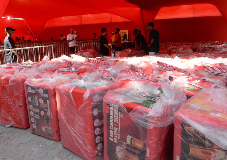 Prefeitura entrega kits para ambulantes que vão trabalhar no Carnaval