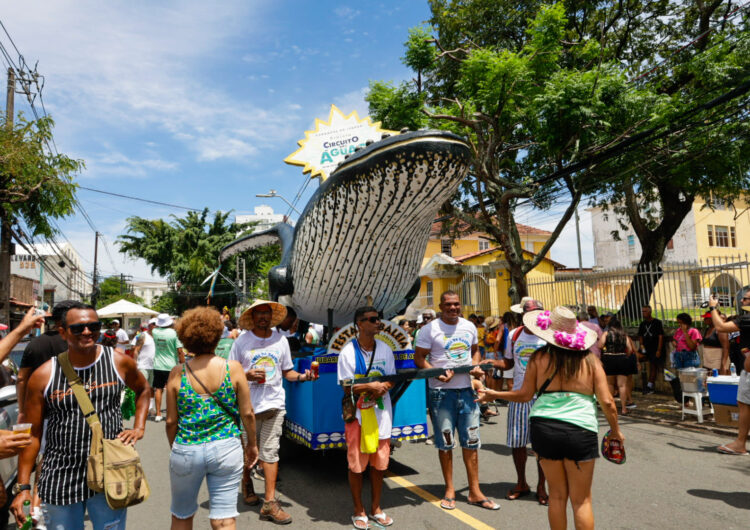 Mudança do Garcia leva milhares de foliões às ruas nesta segunda-feira (12)