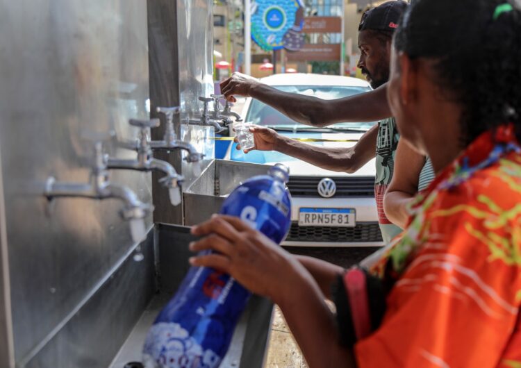 Foliões matam a sede em pontos de hidratação espalhados pelos circuitos do Carnaval