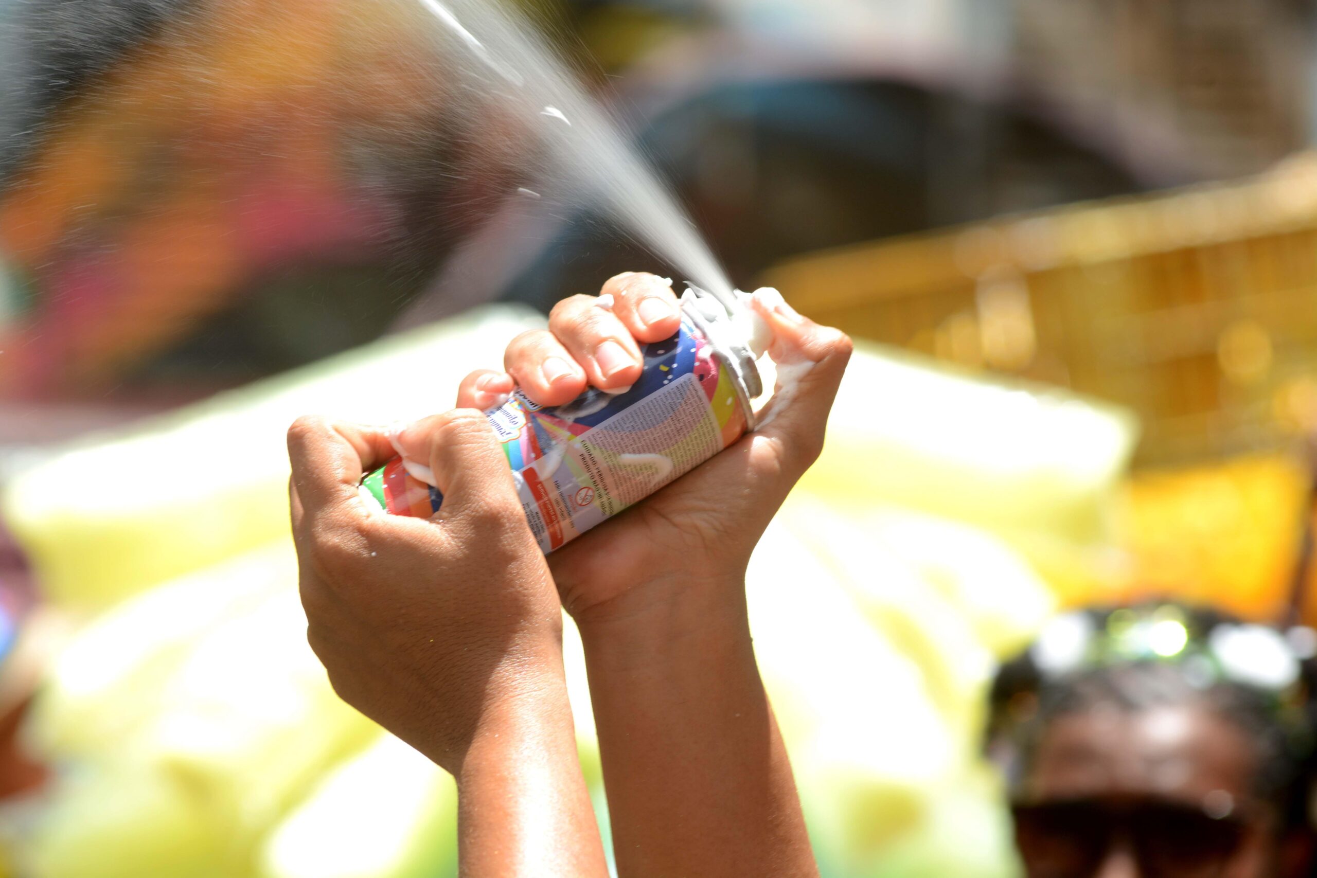 Uso de spray de espuma no Carnaval pode ser prejudicial para crianças e adultos