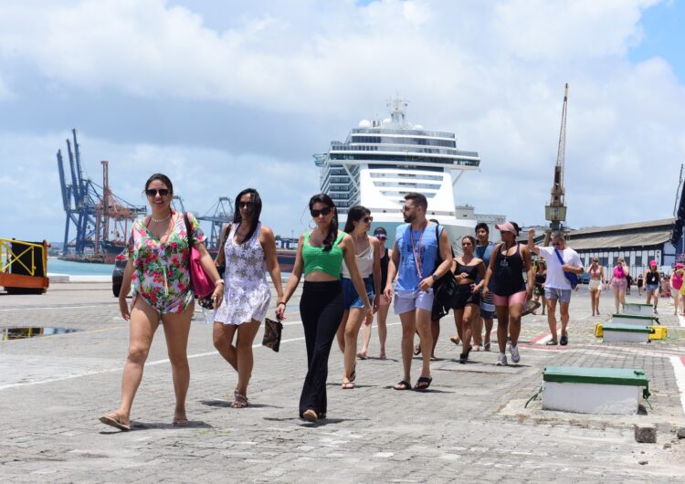 Mais de 5.000 turistas desembarcam de cruzeiro para curtir o Carnaval