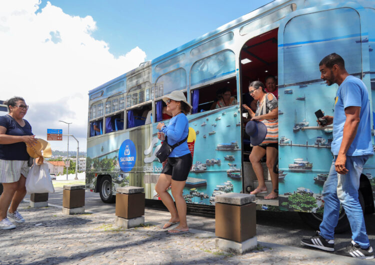 Bondinho encanta baianos e turistas com tour em pontos famosos de Salvador