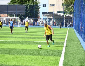 Prefeitura entrega novo Campo do Areal com grama sintética e estimula prática esportiva na Ribeira