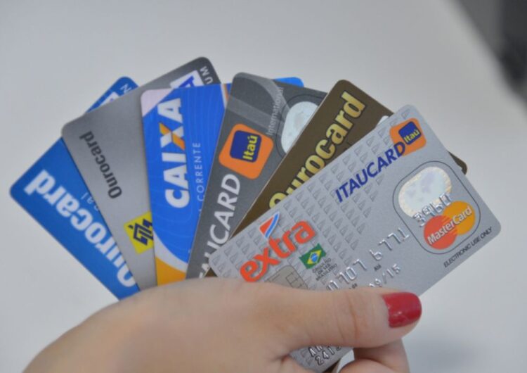 Juros do cartão de crédito caem pelo segundo mês consecutivo