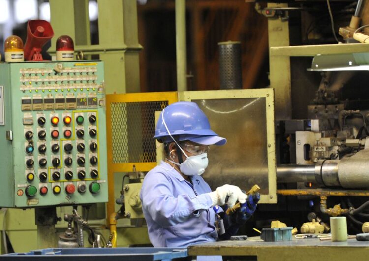 Produção da indústria cai 0,3% em fevereiro, diz IBGE