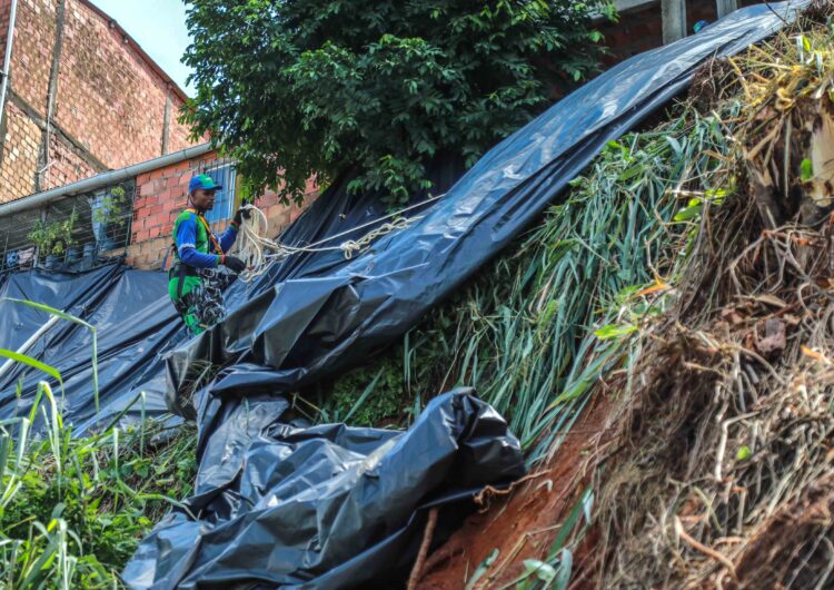 Limpurb reforça instalação de lonas em áreas de risco de Salvador no período das chuvas