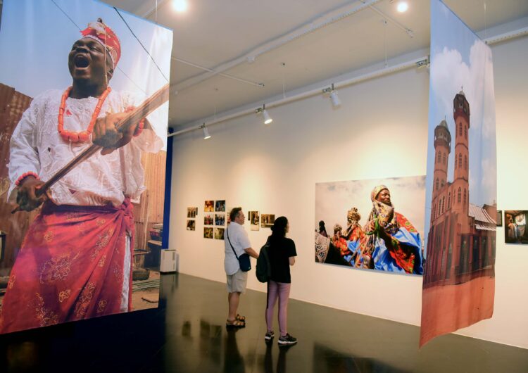 Exposição fotográfica proporciona imersão nas ligações culturais entre Brasil e África