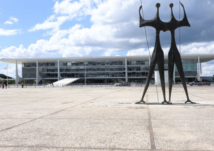Projetada por Oscar Niemeyer, Praça dos Três Poderes será restaurada