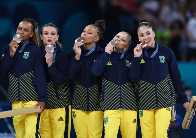 Rebeca Andrade comanda ginástica artística na conquista da primeira medalha olímpica