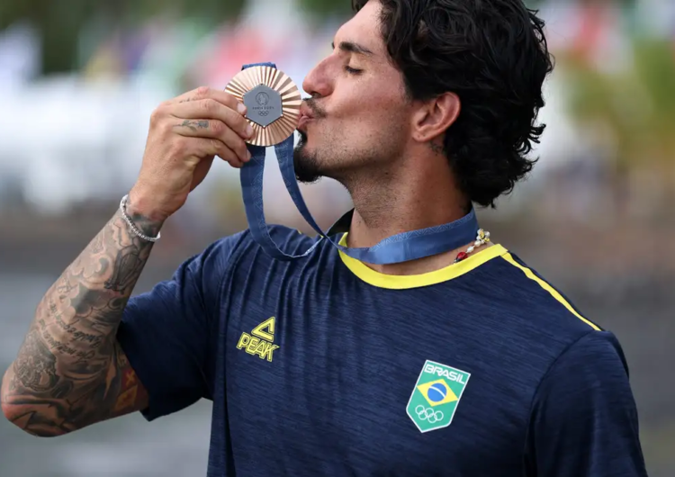 Gabriel Medina garante bronze para o Brasil no surf masculino