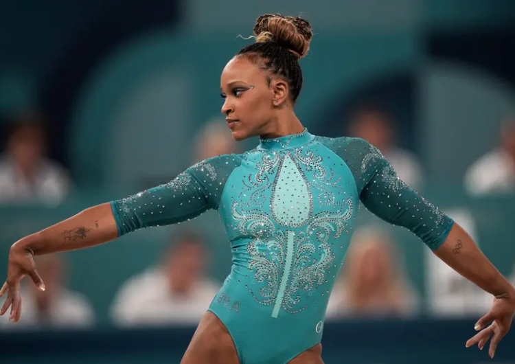 Rebeca Andrade é ouro no solo e se isola como a maior medalhista do Brasil