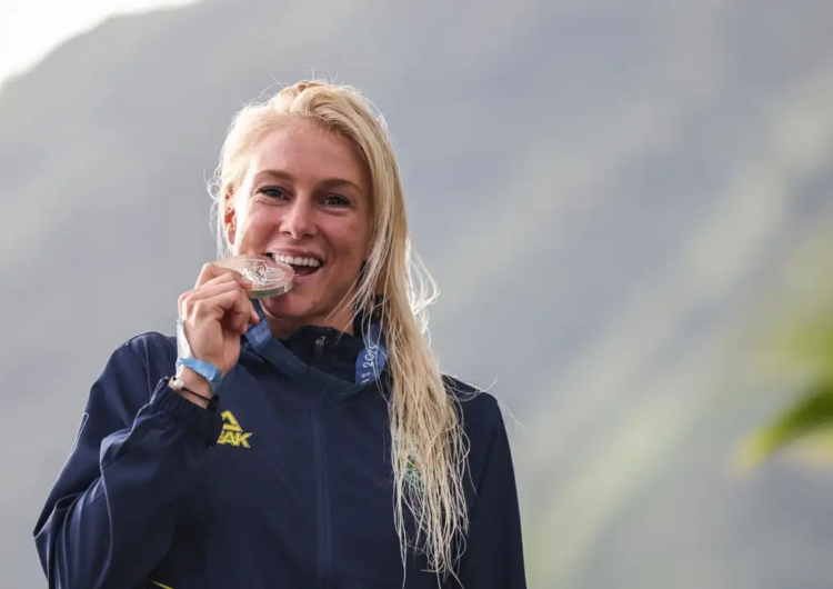 Tati Weston-Webb conquista medalha de prata no surf feminino