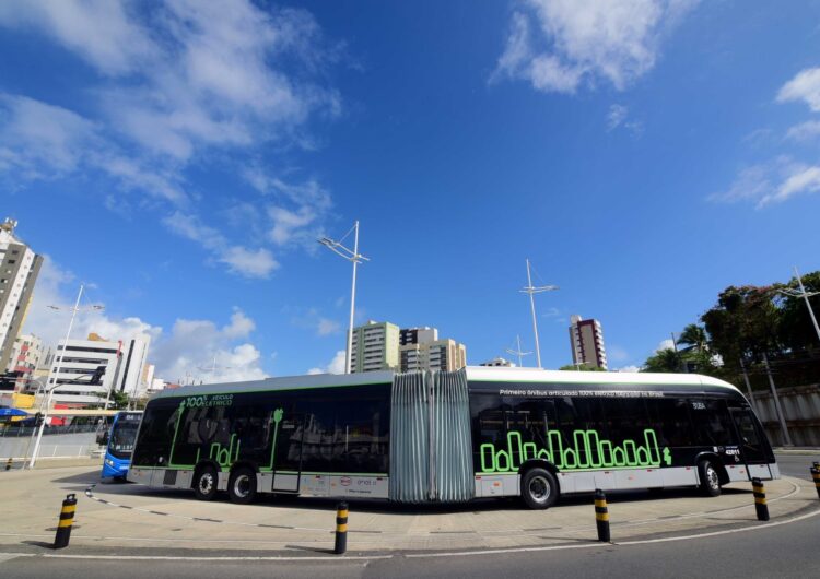 BRT Salvador testa primeiro ônibus articulado com capacidade para mais de 150 passageiros