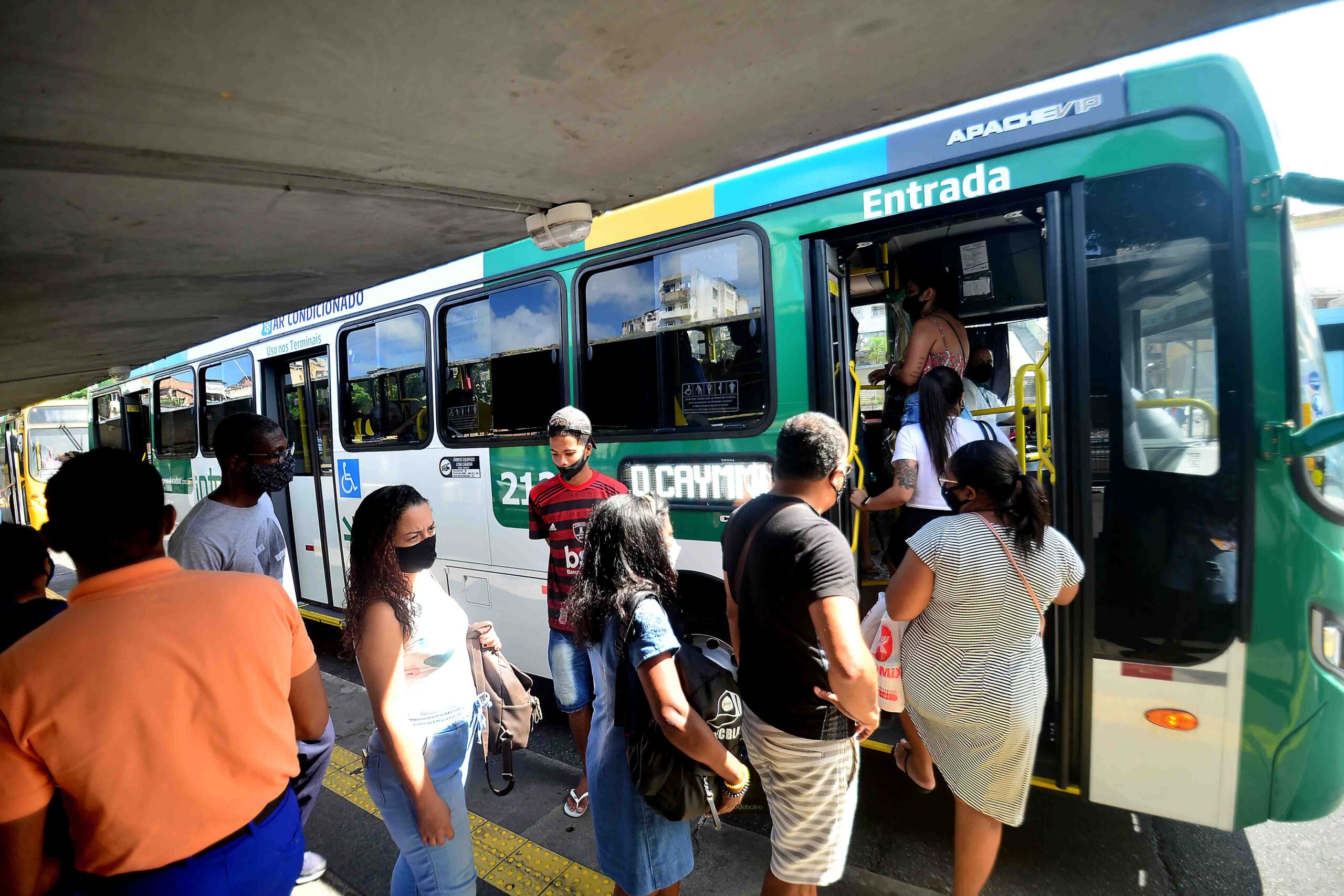 Moradores de três bairros ganham nova linha de ônibus