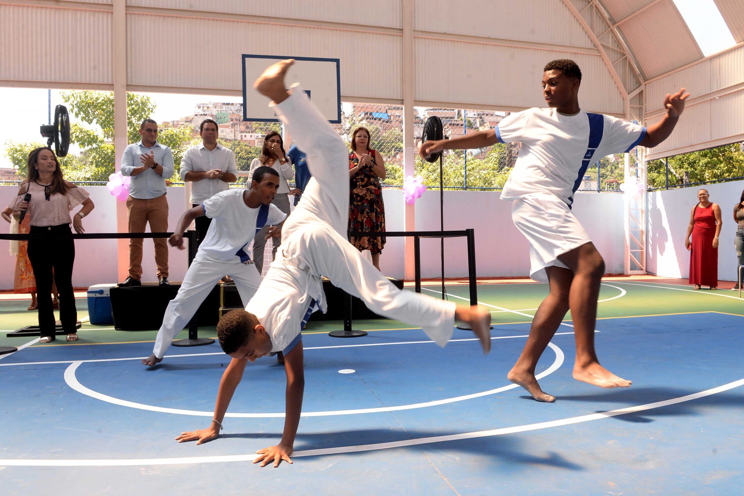 Escola municipal no Lobato ganha quadra poliesportiva completamente requalificada