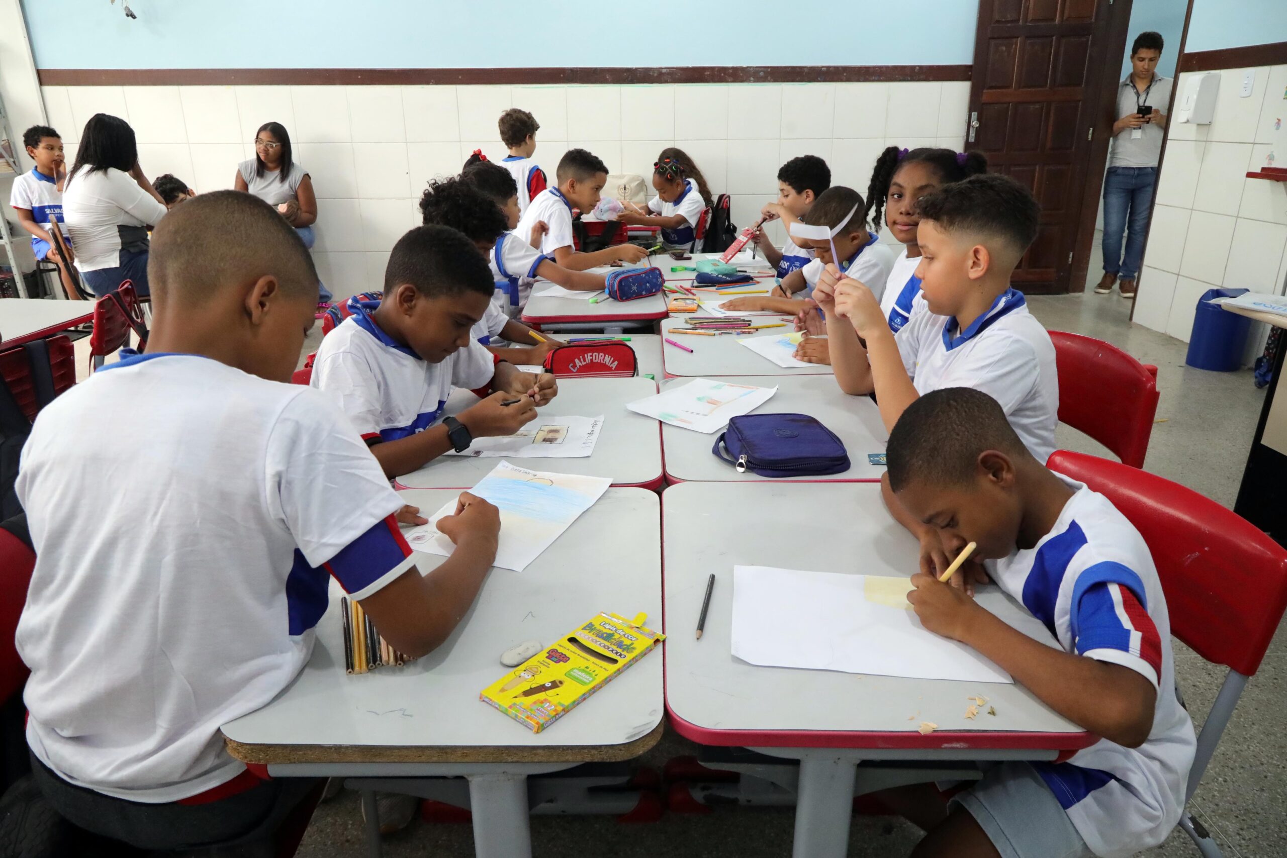 Alunos da rede municipal aprendem a valorizar Salvador através da arte